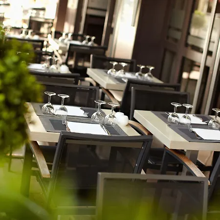 Les Negociants Hotel